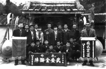 Dr Yang Jwing Ming et ses élèves
